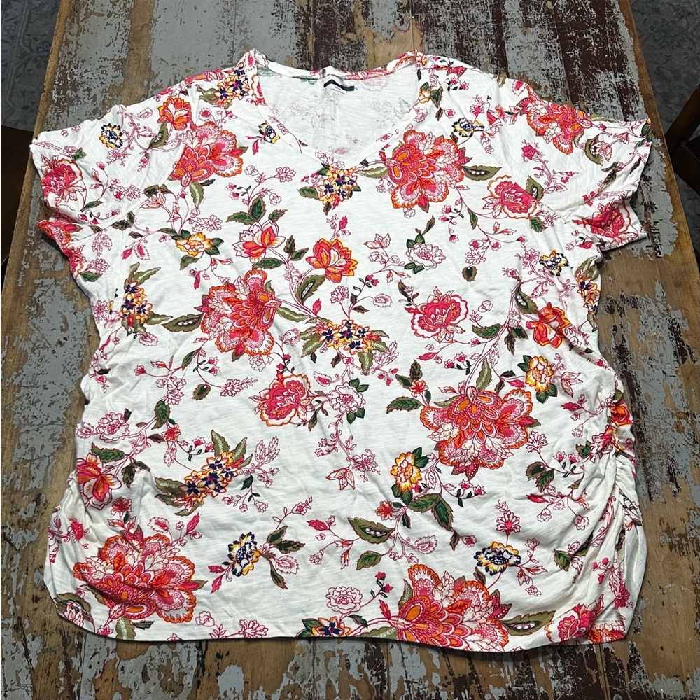 NWOT- 4XOld Navy Floral Short Sleeve Top - Floral w/Ruching on sides (bottom 3”)